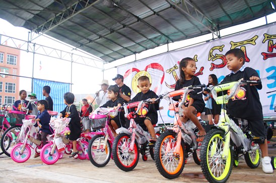 Jesters Fair at Regents is a hit in the sun and rain