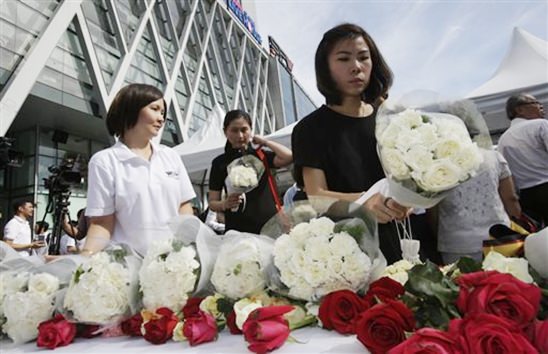 Thailand marks blast with rites as police hunt for suspects 