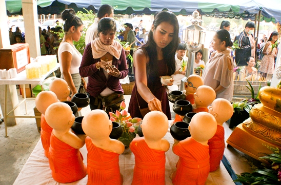Asalha Buja Day & Buddhist Lent & Candles Parades in Pattaya 2014