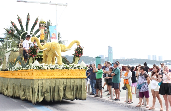 Asalha Buja Day & Buddhist Lent & Candles Parades in Pattaya 2014