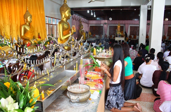 Buddhist Lent ends amidst solemn religious tradition