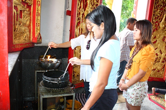 Buddhist Lent ends amidst solemn religious tradition