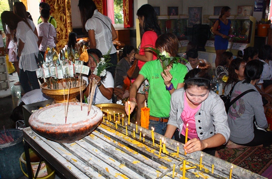 Buddhist Lent ends amidst solemn religious tradition