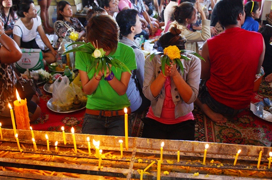 Buddhist Lent ends amidst solemn religious tradition