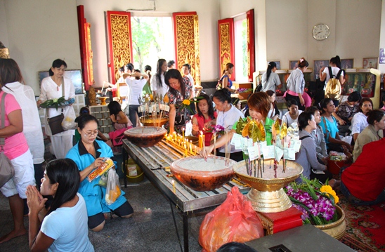 Buddhist Lent ends amidst solemn religious tradition