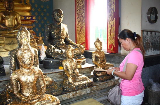 Buddhist Lent ends amidst solemn religious tradition