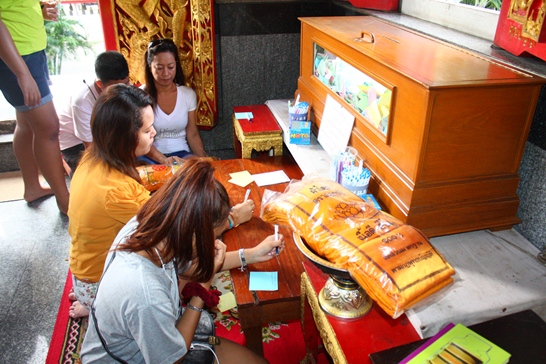 Buddhist Lent ends amidst solemn religious tradition