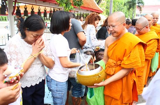 Buddhist Lent ends amidst solemn religious tradition