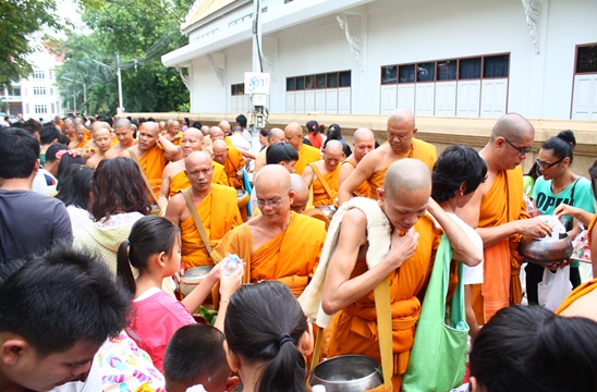 Buddhist Lent ends amidst solemn religious tradition