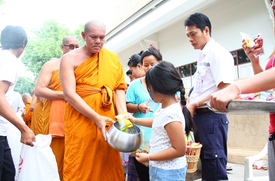 Buddhist Lent ends amidst solemn religious tradition