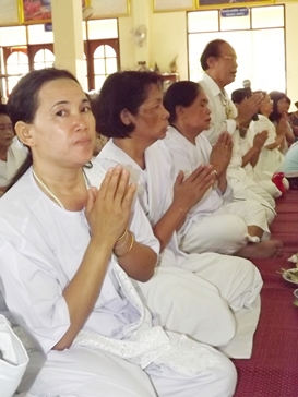 Buddhist Lent ends amidst solemn religious tradition