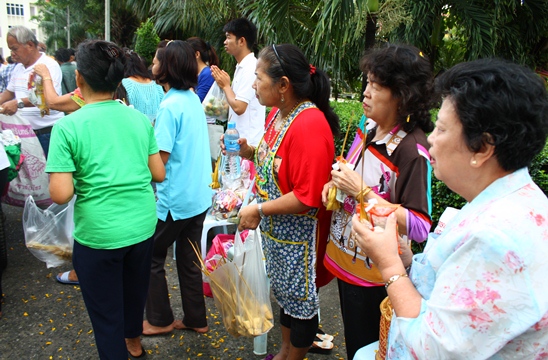 Buddhist Lent ends amidst solemn religious tradition