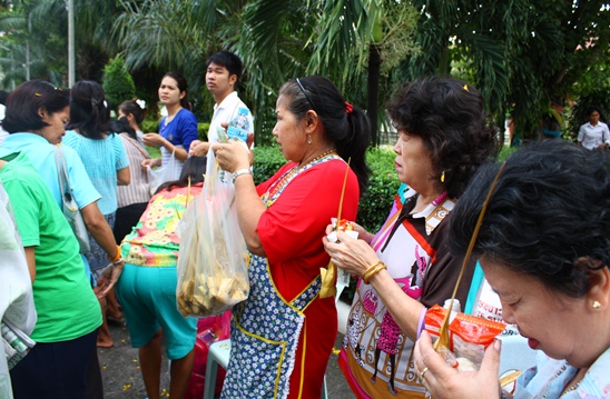 Buddhist Lent ends amidst solemn religious tradition