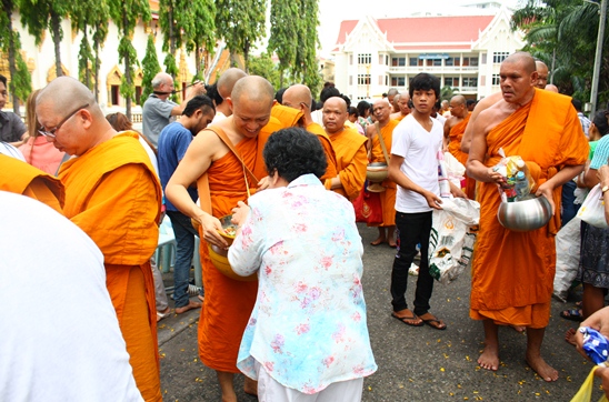 Buddhist Lent ends amidst solemn religious tradition