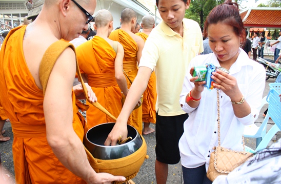 Buddhist Lent ends amidst solemn religious tradition