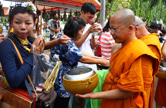 Buddhist Lent ends amidst solemn religious tradition