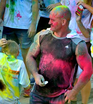 Pattaya�s First Ever Colour Run brings smiles and thumbs up from local community