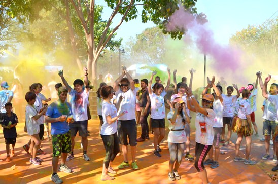 Pattaya�s First Ever Colour Run brings smiles and thumbs up from local community