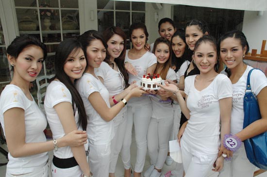 Nong Jazz crowned Miss Tiffany Universe 2009