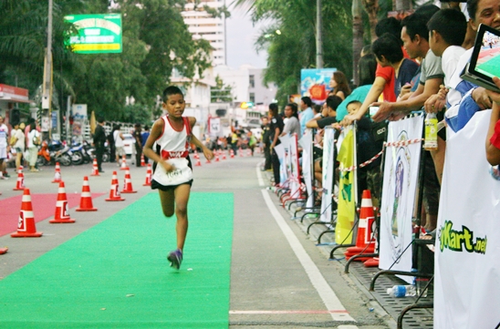 Kenyan champ defends his crown at Pattaya Marathon 2012