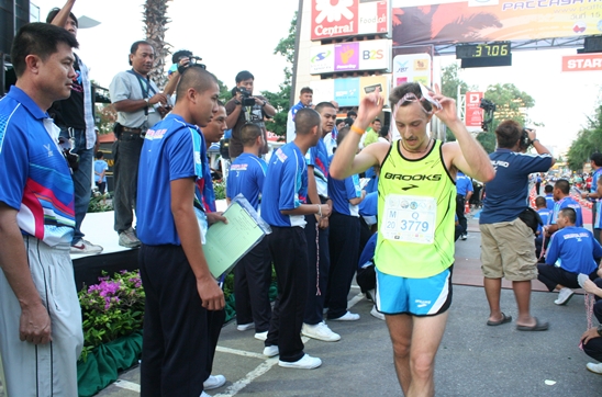 Kenyan champ defends his crown at Pattaya Marathon 2012