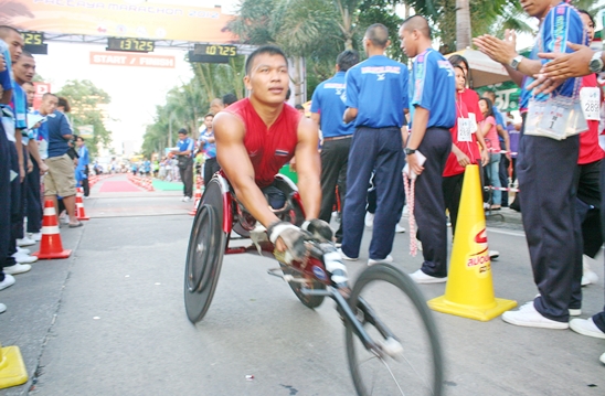 Kenyan champ defends his crown at Pattaya Marathon 2012
