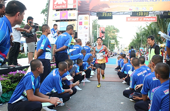 Kenyan champ defends his crown at Pattaya Marathon 2012