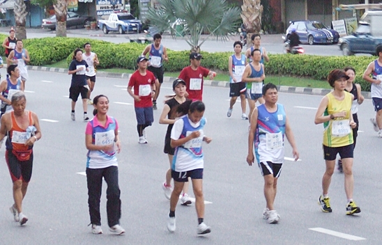 Kenyan champ defends his crown at Pattaya Marathon 2012
