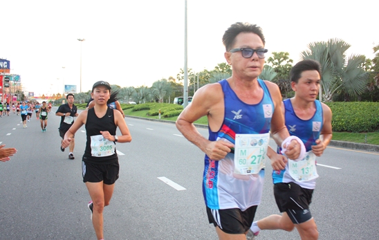 Kenyan champ defends his crown at Pattaya Marathon 2012