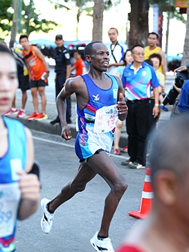 Kenyan champ defends his crown at Pattaya Marathon 2012