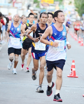 Kenyan champ defends his crown at Pattaya Marathon 2012