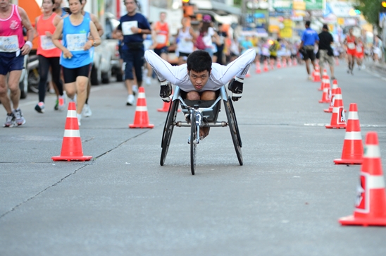 Kenyan champ defends his crown at Pattaya Marathon 2012