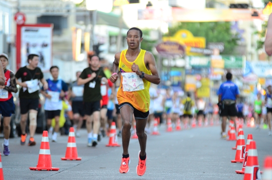 Kenyan champ defends his crown at Pattaya Marathon 2012