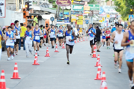 Kenyan champ defends his crown at Pattaya Marathon 2012