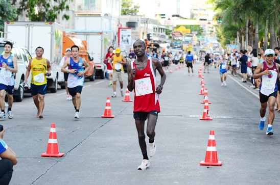 Kenyan champ defends his crown at Pattaya Marathon 2012
