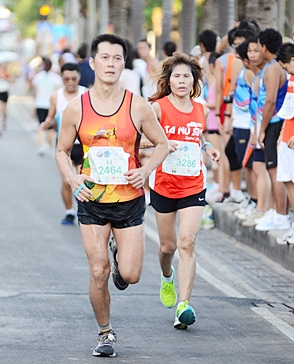 Kenyan champ defends his crown at Pattaya Marathon 2012