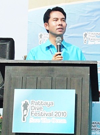 Pattaya Mayor Itthiphol Kunplome offers greetings in English and Thai to open Pattaya Dive Festival 2010.