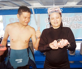 One of the Bangkok divers on the Aquanauts Dive Centre boat shows off the 16 tokens she found in the Festival’s underwater treasure hunt.