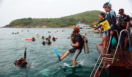 Hundreds of divers take the “giant stride” off Koh Larn Vak.
