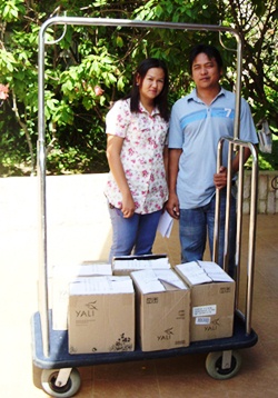 Fohn & Joe from the World of Wine deliver the wine to the Pinnacle Grand.