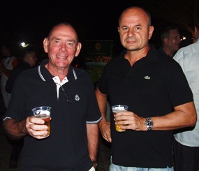 (L to R) Ray and Andreas chat over a beer.