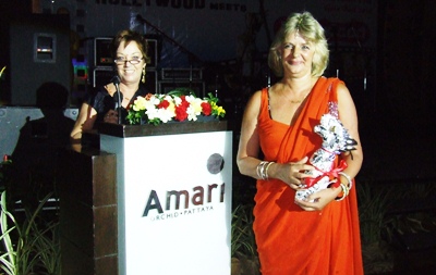 Anja Schoof (President PILC), left, and Bea Grunwell (PILC Special Events co-ordinator) welcome the guests.