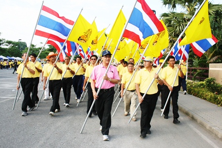 2,000 people in Sattahip Municipality participate in a healthy walking and jogging event.