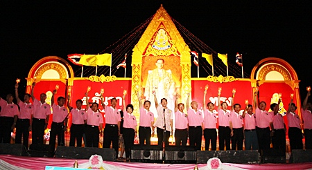 Mayor Itthiphol Kunplome leads Pattaya’s citizens in the candlelight ceremony.