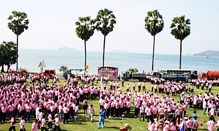 Around 2,000 people from the Royal Thai Navy along with community development groups and residents of Sattahip dressed in pink shirts for birthday ceremonies at the beach there.