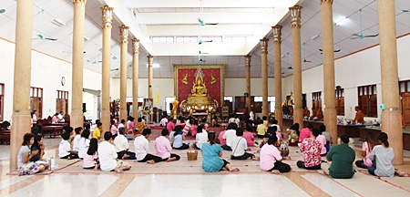 Sattahip faithful go to Wat Luang Por Hee to make merit on HM the King’s birthday.