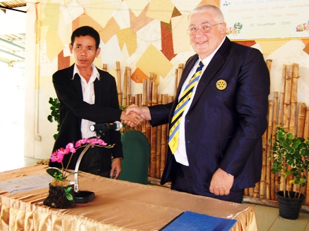 Welfare Development Center Director Utit Boonchuay and Pattaya-Phoenix Rotary President Peter Aistleitner shake hands after signing the agreement.