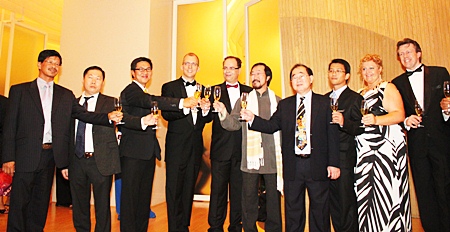 The executives and the management of Hilton Pattaya join in the toasts to officially announce the opening of Hilton Pattaya.