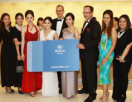 Thomas Hoeborn (4th right) and Harald Feurstein handling out the rooms keycards to the VIP guests and celebrities (L to R) Ying Air Chanthaladda Yukol, Chanathip Chantharubeksa, Aobum Chumsai na Ayuthaya, Maprang Kittiwichaya Watcharothai, Chanida Chantharubeksa, Duangkamolo Wepula, and Pattamawadee Senanarong.