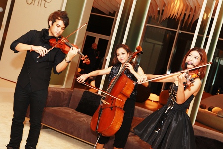Vietrio skillfully entertain the guests with their music talents.